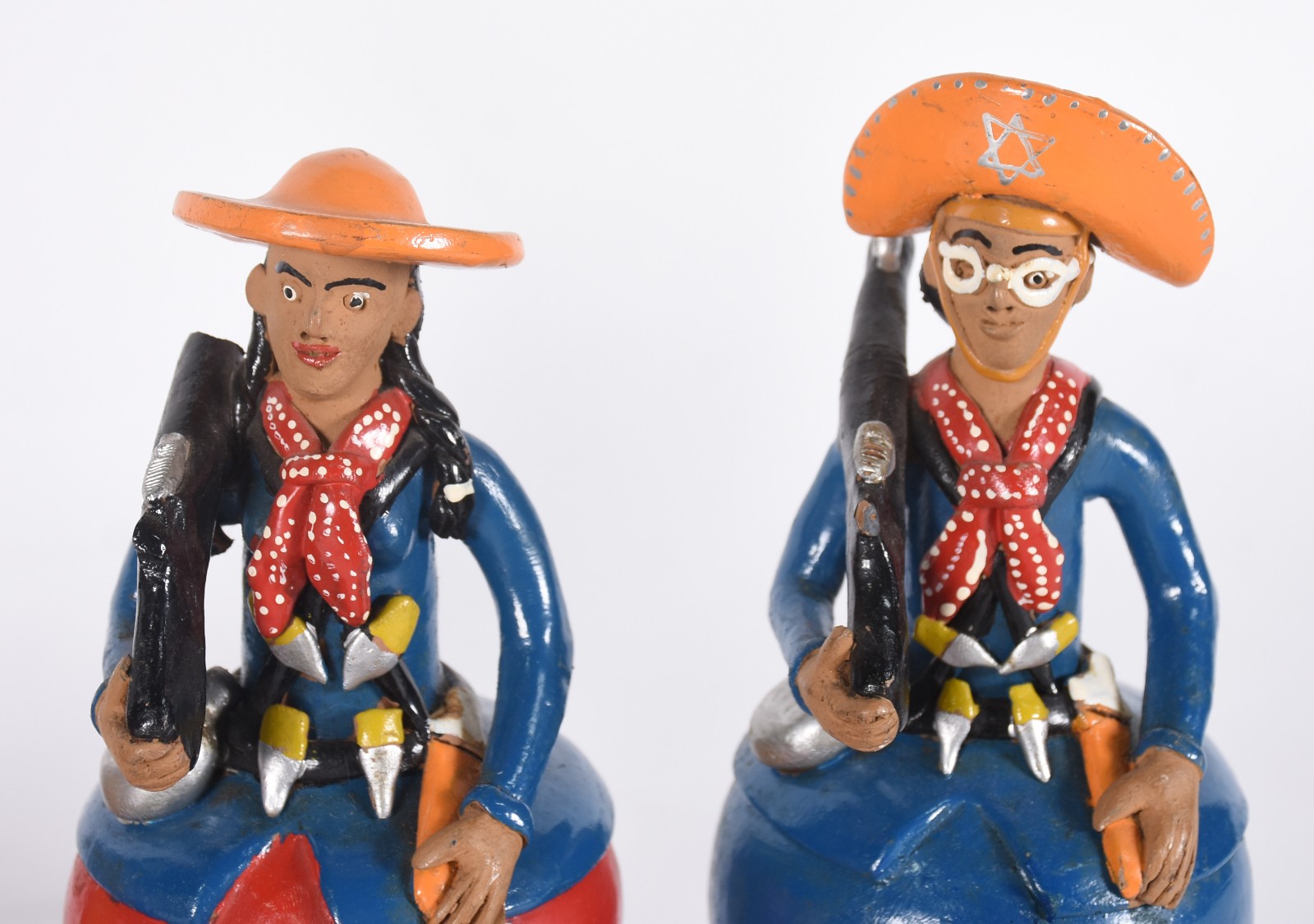 Cinco peças de ARTE POPULAR de barro cozido policromado (uma com... - foto 3 de 10