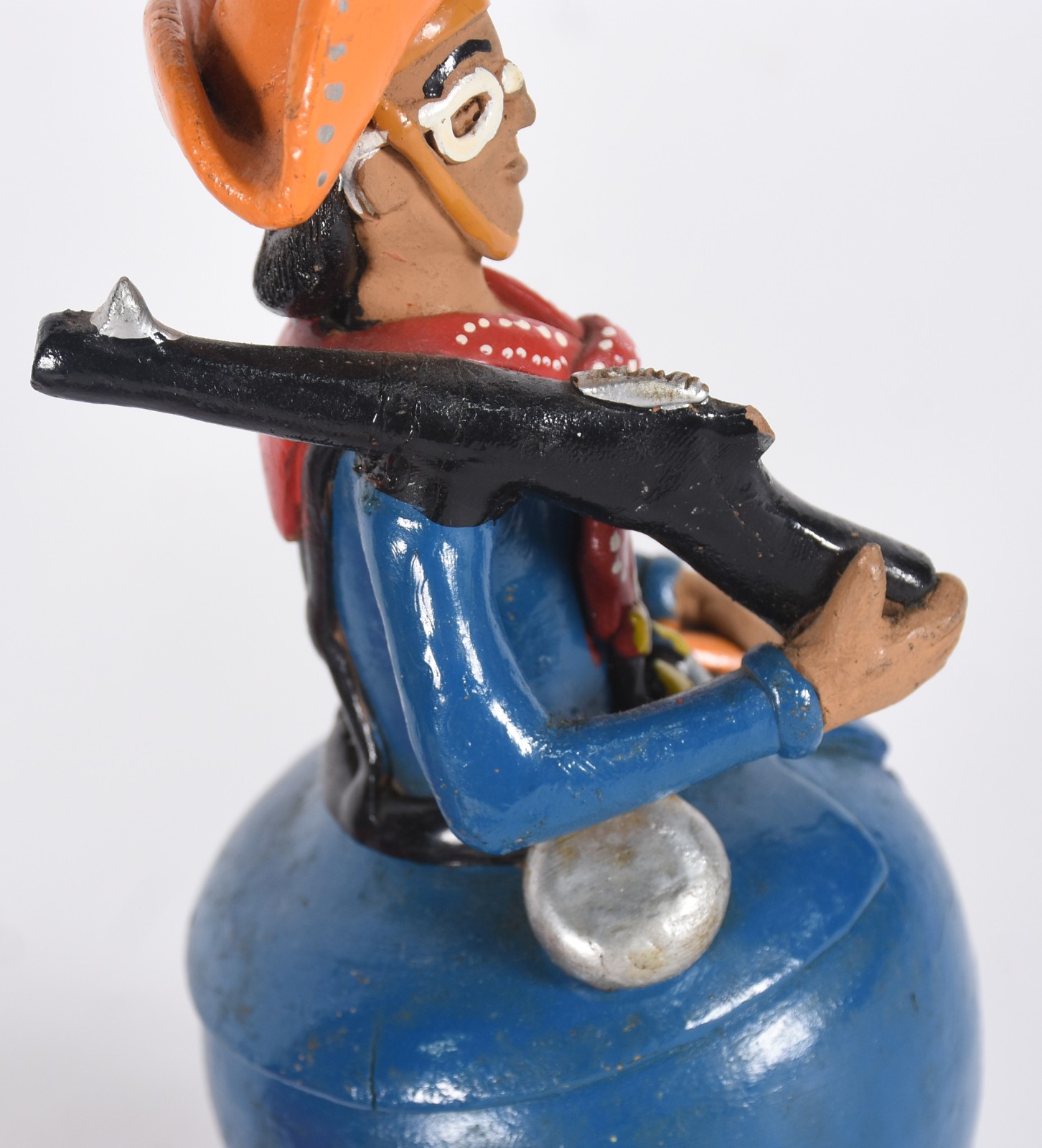 Cinco peças de ARTE POPULAR de barro cozido policromado (uma com... - foto 4 de 10