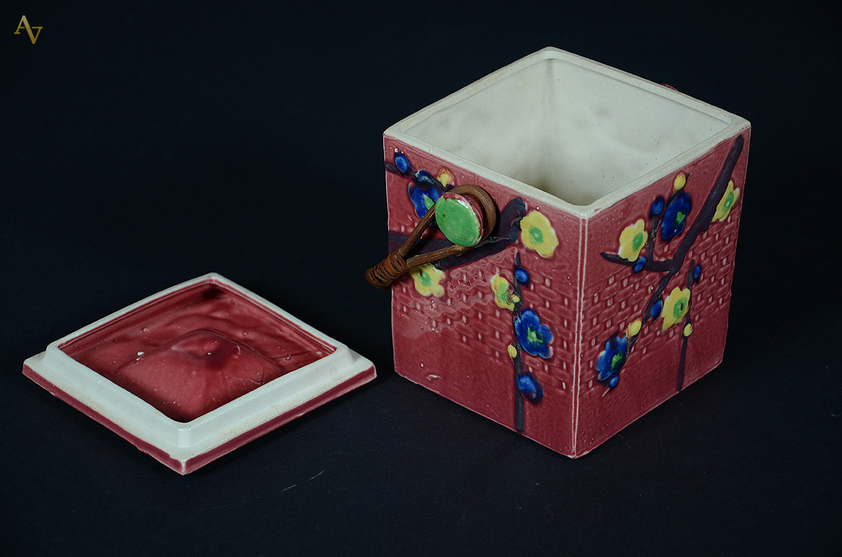 Potiche de porcelana rosa com flores em policromia e alça de rattan... - foto 2 de 2