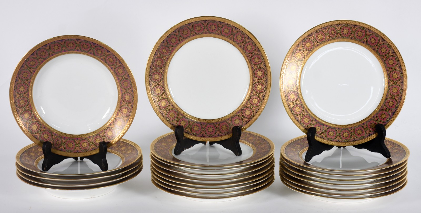 Conjunto de pratos de porcelana francesa de LIMOGES composto de 18... - foto 1 de 4