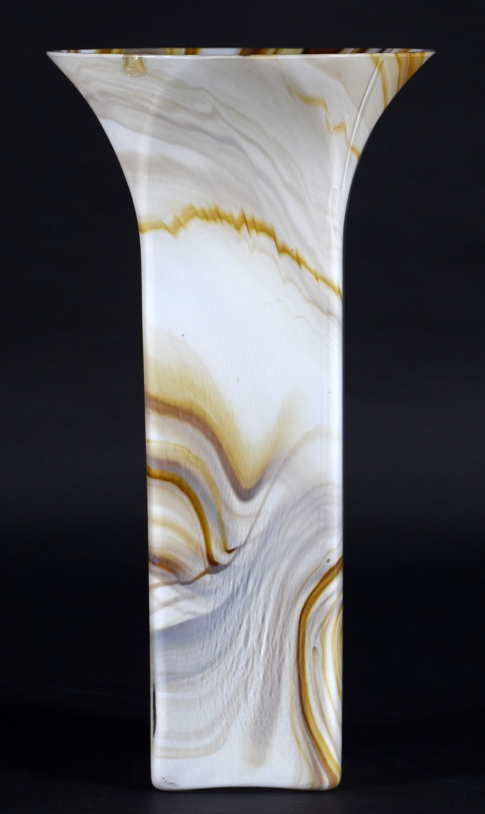 Vaso de murano branco com mesclas coloridas, década de 1960. Assinado... - foto 1 de 5