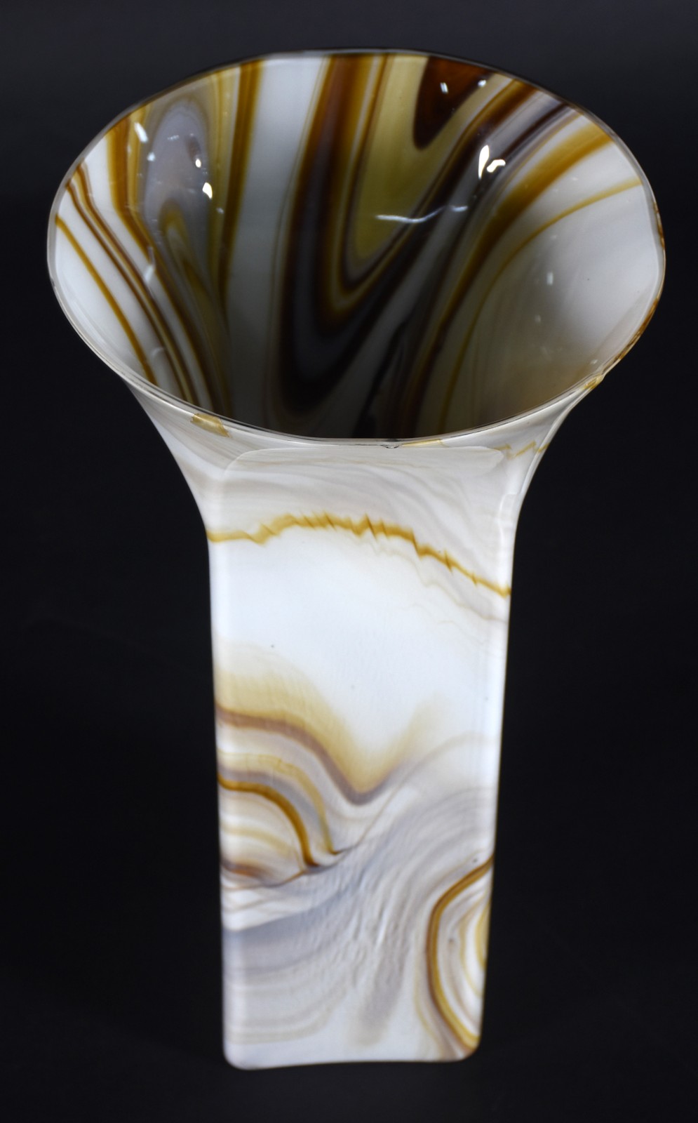 Vaso de murano branco com mesclas coloridas, década de 1960. Assinado... - foto 2 de 5