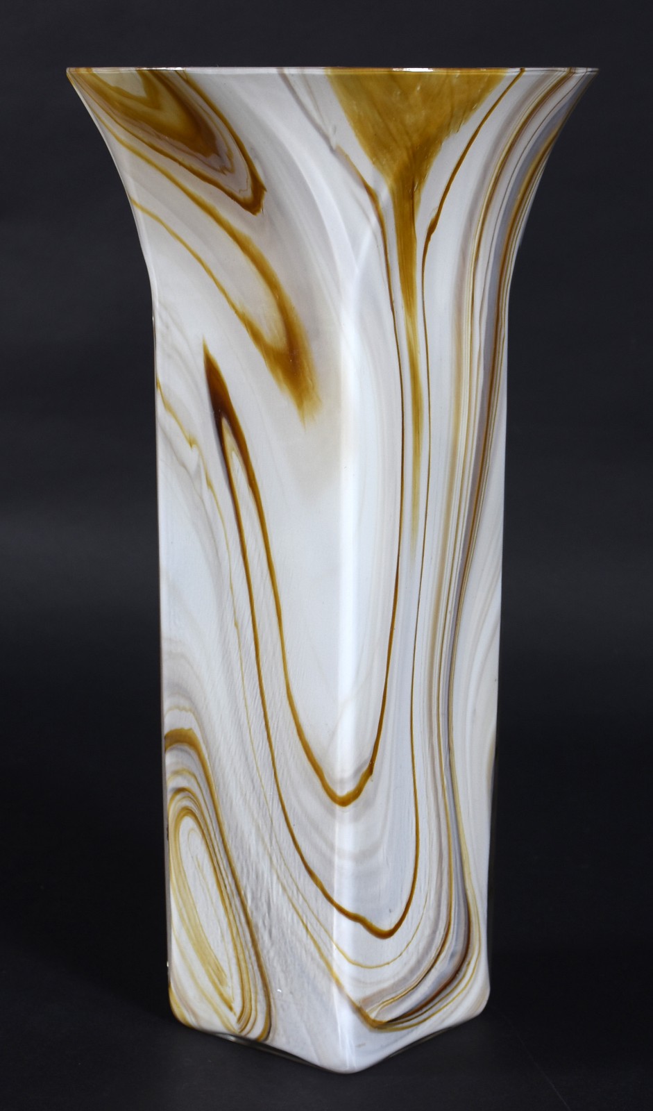 Vaso de murano branco com mesclas coloridas, década de 1960. Assinado... - foto 3 de 5