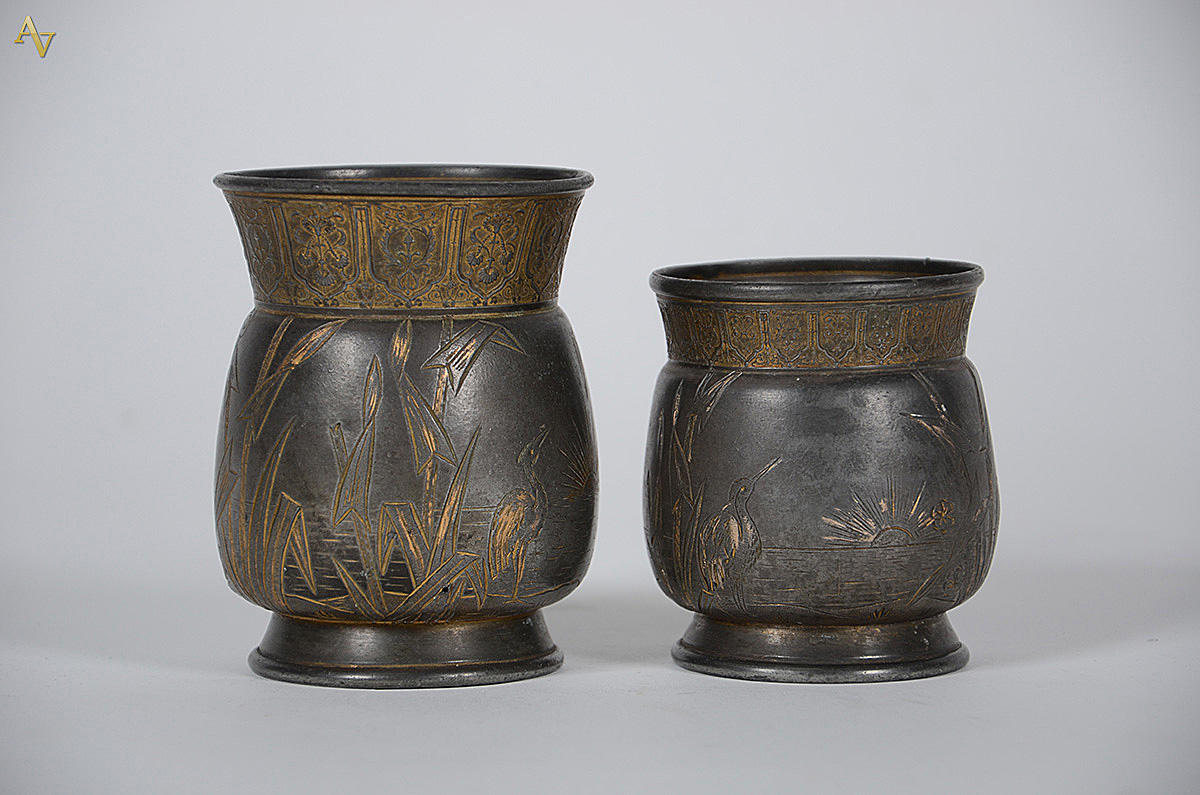 Dois vasos de Reed & Barton, decoração chinoiserie em dourado...