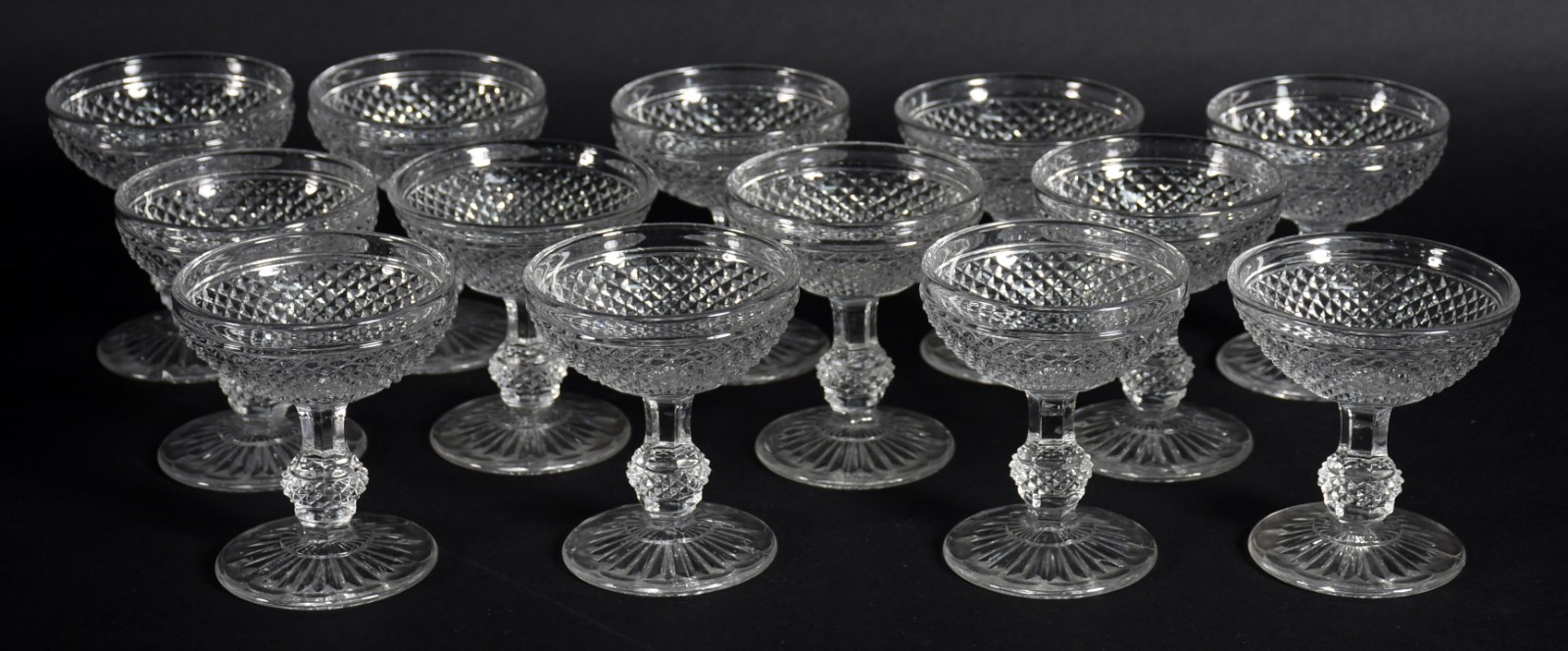 Conjunto com 13 taças de vidro lapidação "bico de jaca" (um com... - foto 2 de 5
