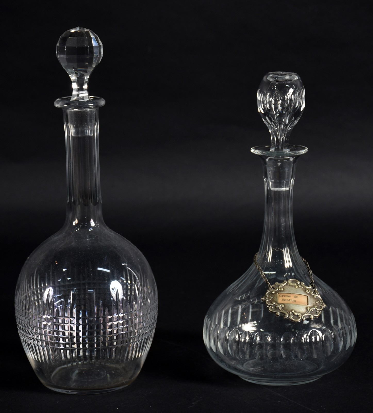 Duas garrafas de cristal possivelmente Baccarat, uma com "plaquinha"... - foto 1 de 5