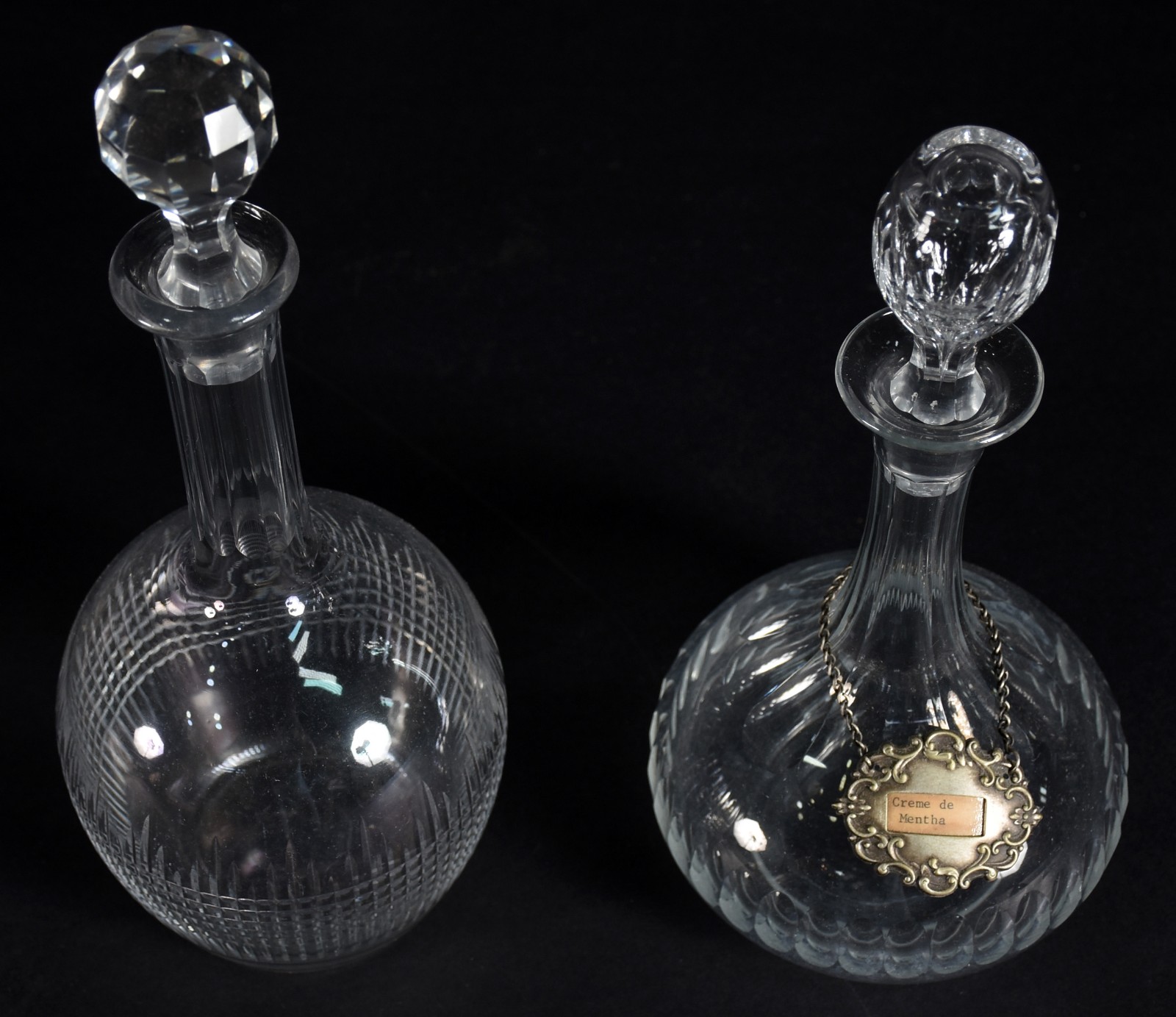 Duas garrafas de cristal possivelmente Baccarat, uma com "plaquinha"... - foto 2 de 5