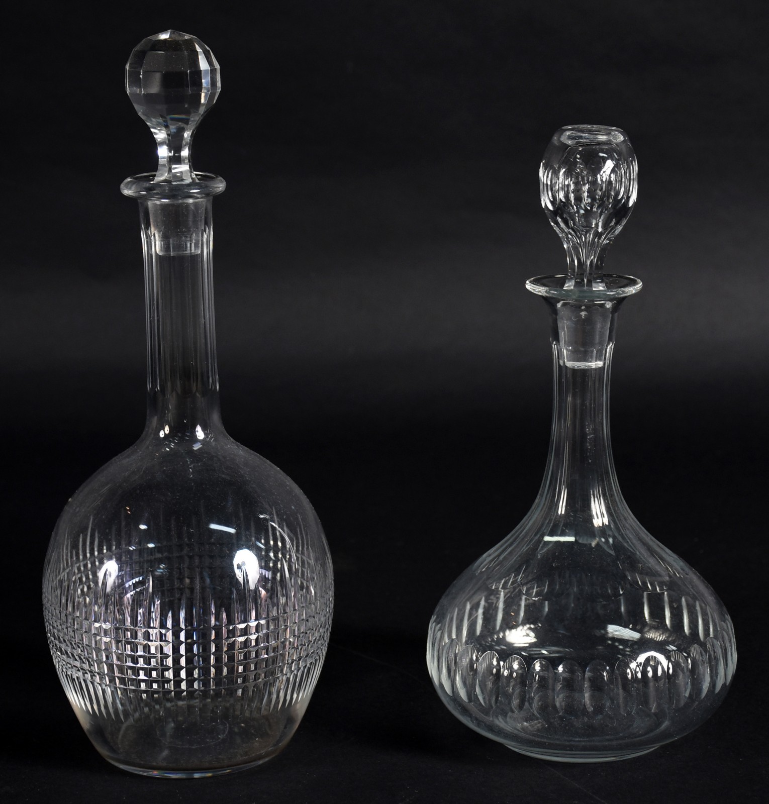 Duas garrafas de cristal possivelmente Baccarat, uma com "plaquinha"... - foto 3 de 5