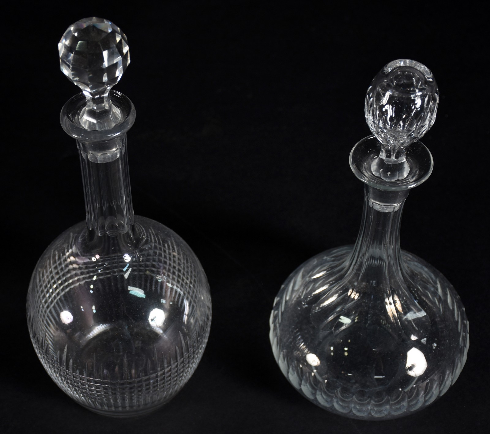 Duas garrafas de cristal possivelmente Baccarat, uma com "plaquinha"... - foto 4 de 5