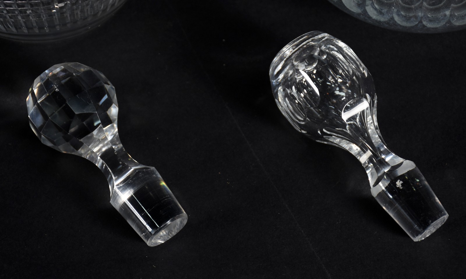 Duas garrafas de cristal possivelmente Baccarat, uma com "plaquinha"... - foto 5 de 5