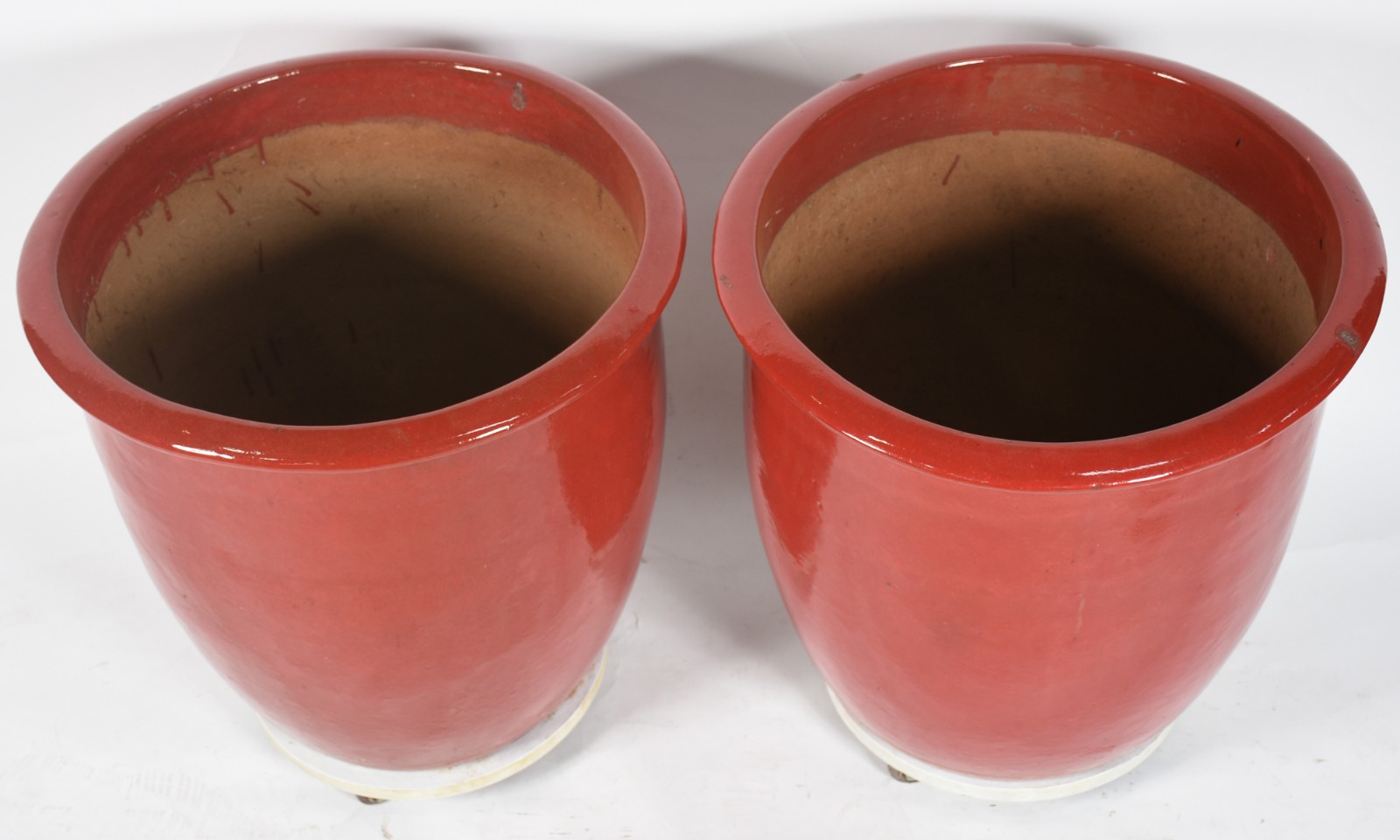 Par de vasos de cerâmica Vietnamita vermelho brilhante com base de... - foto 2 de 4