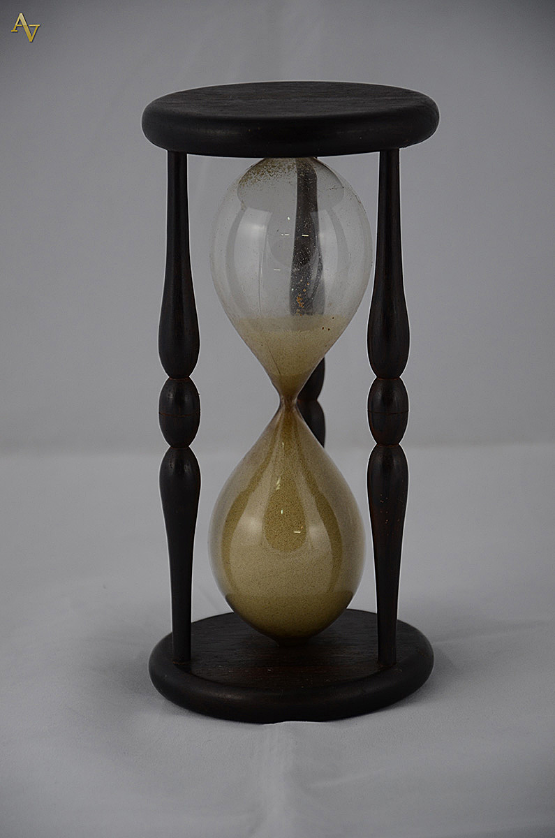 Ampulheta de madeira e vidro- Altura 21 cm