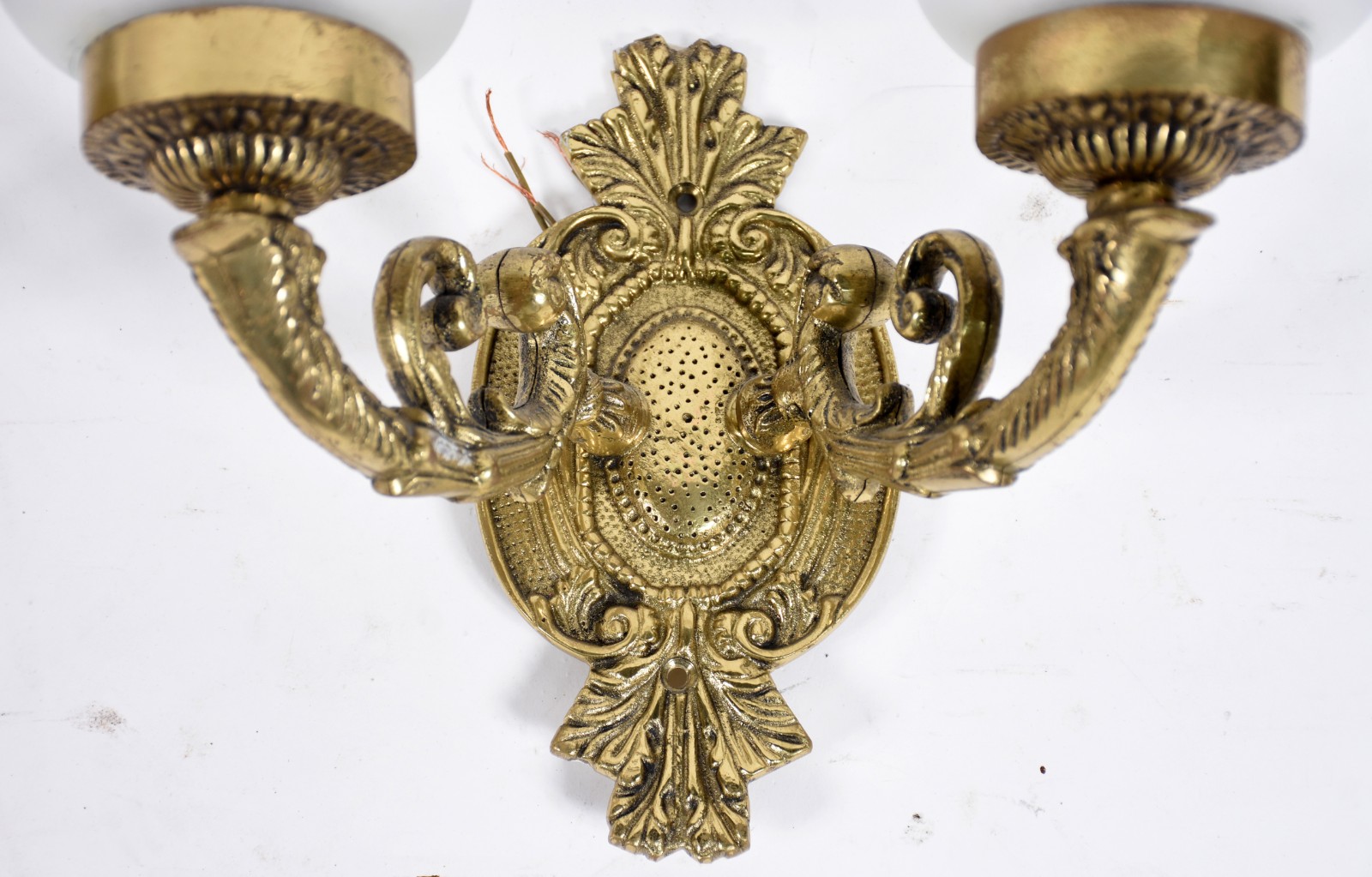 Par de apliques de parede de metal dourado com mangas de vidro fosco... - foto 2 de 3