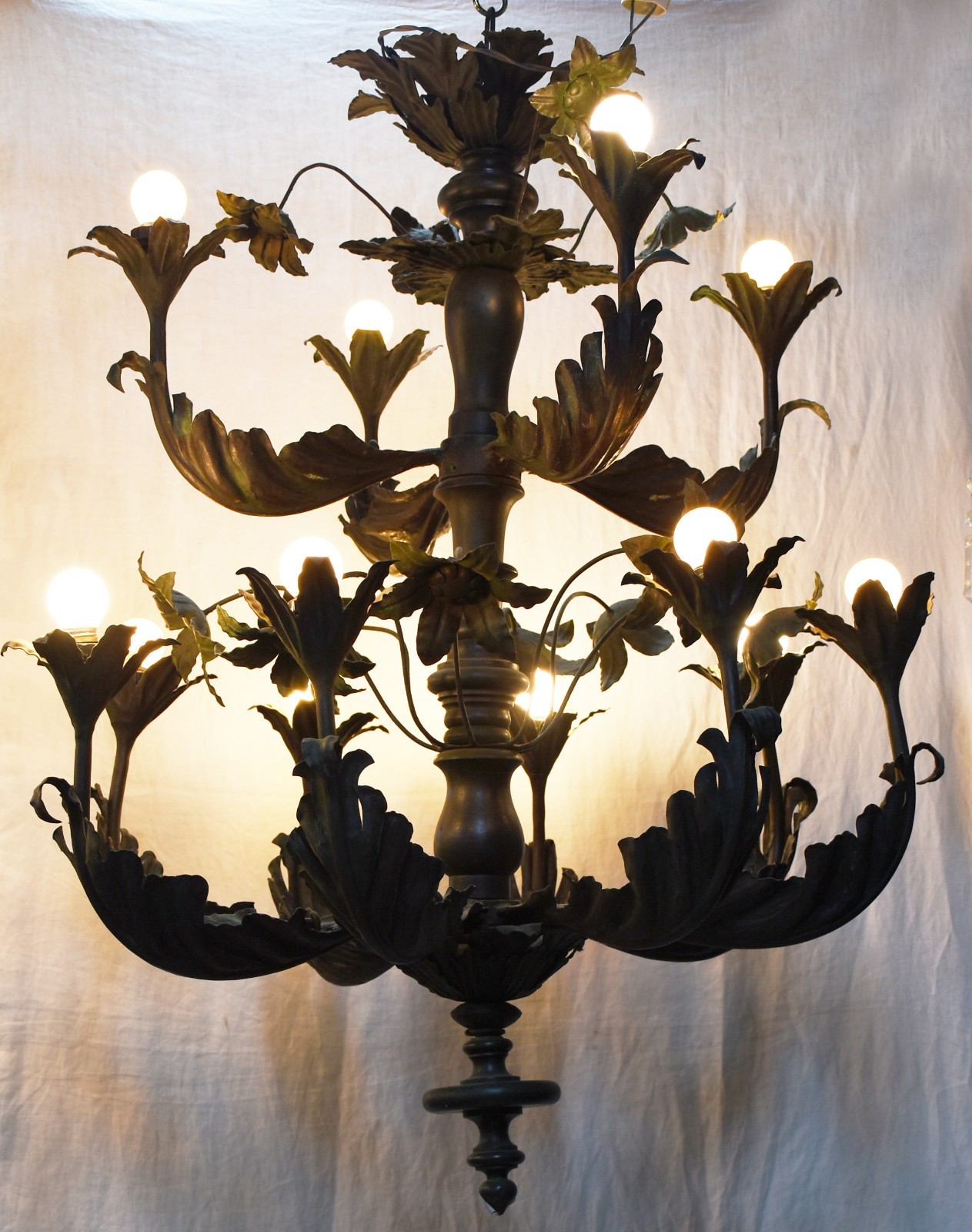 Imponente Lustre de metal com folhas trabalhadas, para 10 luzes. - foto 4 de 5