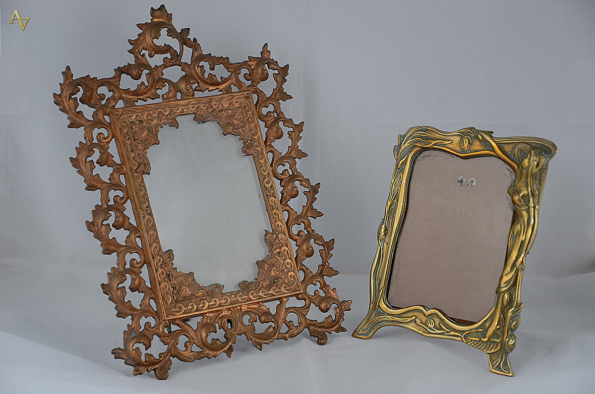 Dois porta retatos de metal dourado - Medidas 25 x 18 cm e 39 x 28 cm