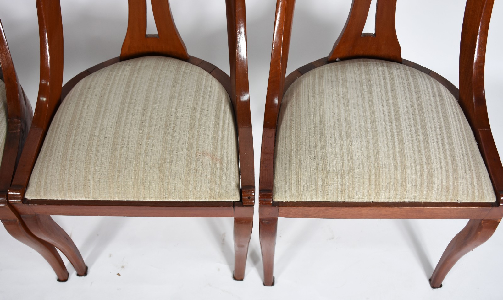 Conjunto de mesa de jogo com 4 cadeiras de madeira nobre, tampo... - foto 5 de 7