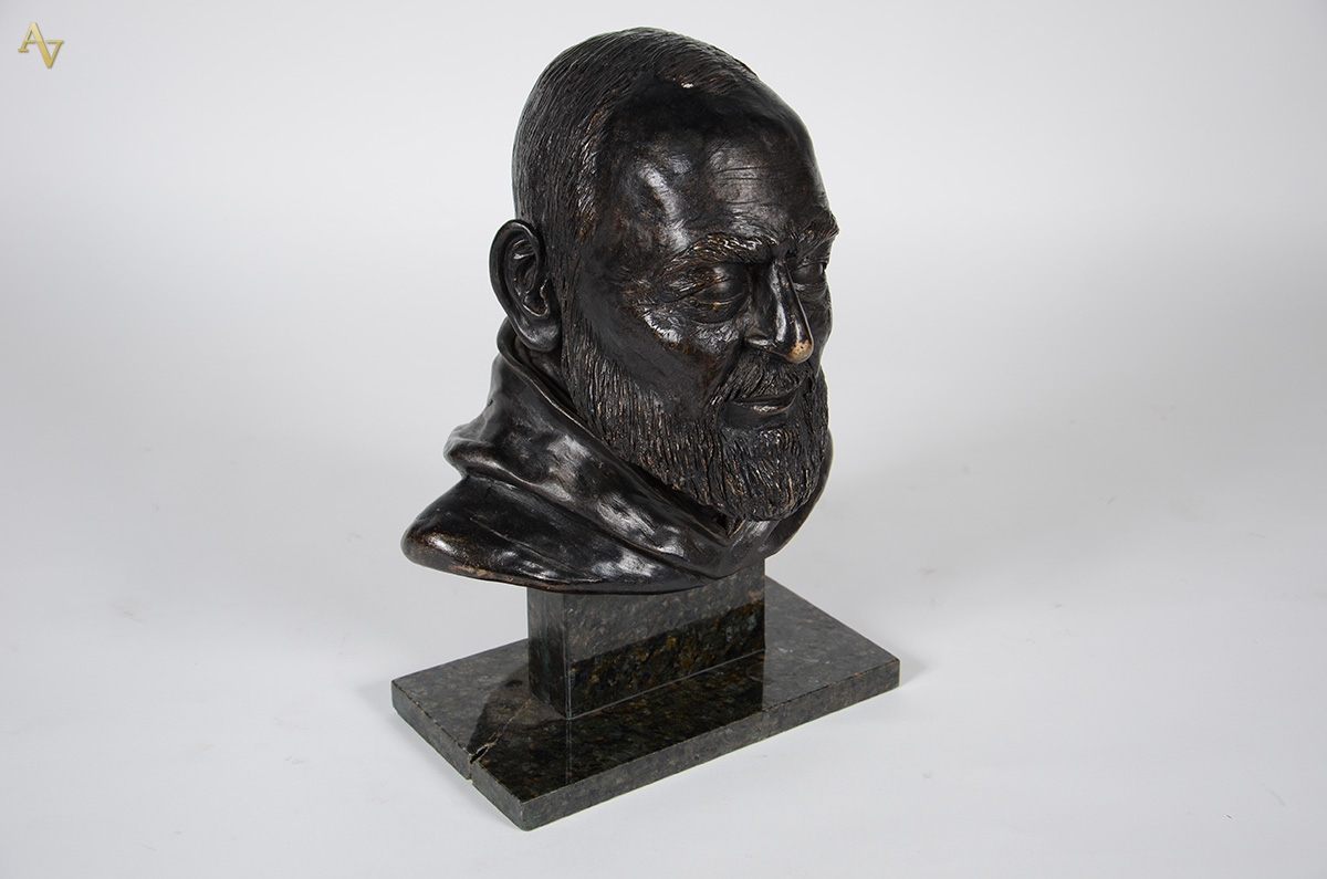 Busto masculino em terracota patinada de preto - Alt: 42cm. - foto 1 de 4