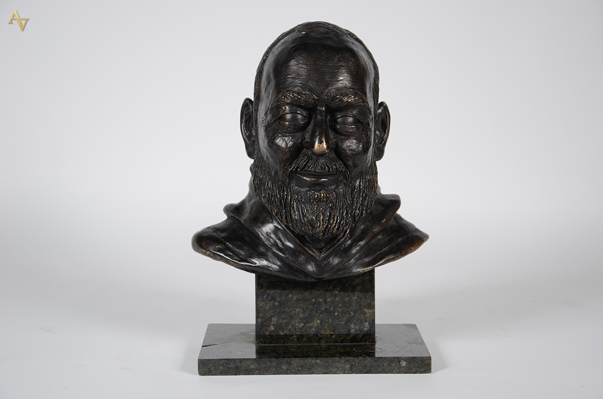 Busto masculino em terracota patinada de preto - Alt: 42cm. - foto 2 de 4