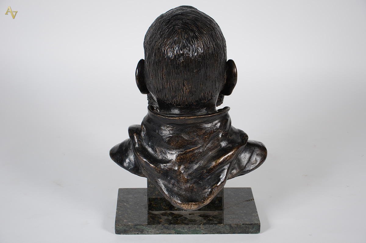 Busto masculino em terracota patinada de preto - Alt: 42cm. - foto 3 de 4