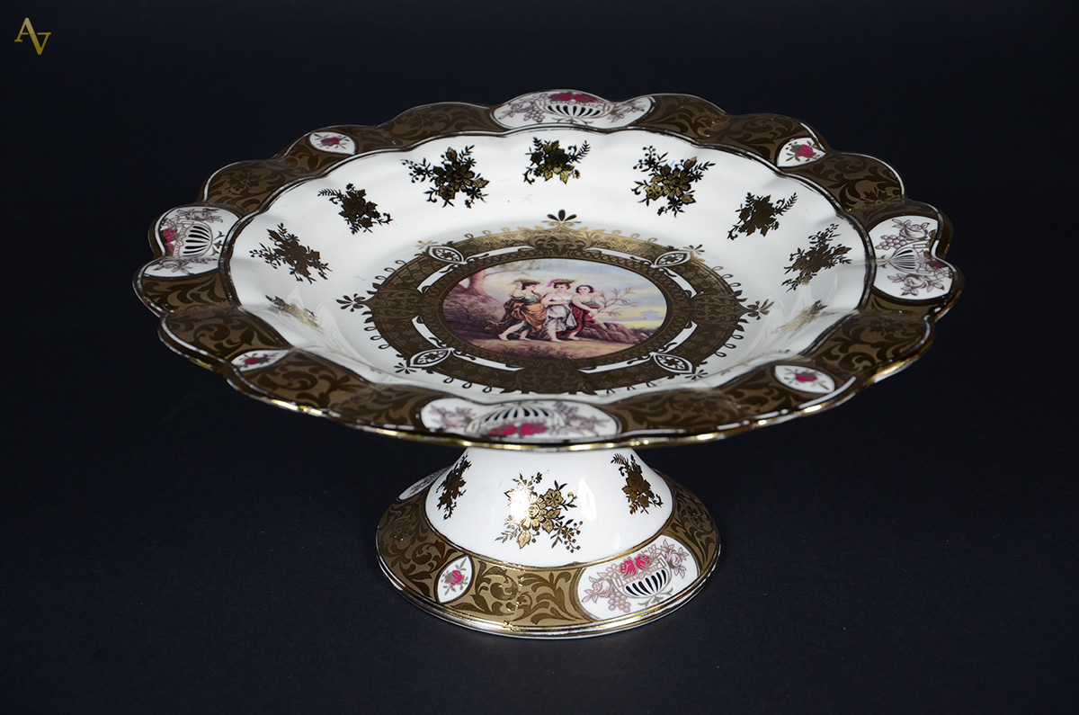 Fruteira de porcelana na cor bege decorada com mulheres em policromia... - foto 1 de 3