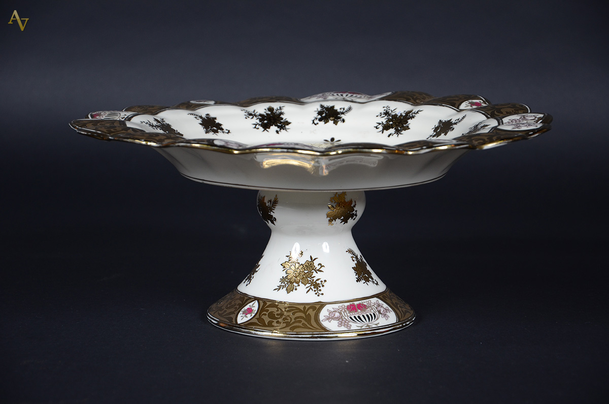 Fruteira de porcelana na cor bege decorada com mulheres em policromia... - foto 2 de 3