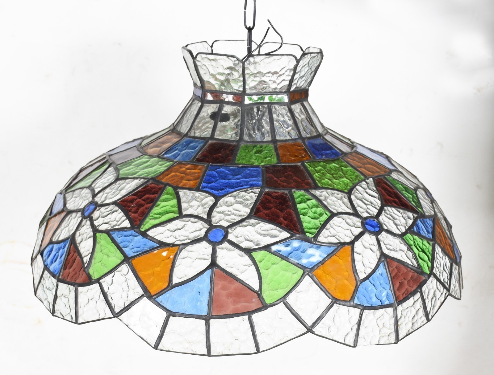 Lustre em placas de pasta de vidro colorido (com uma ponta quebrada). - foto 1 de 3