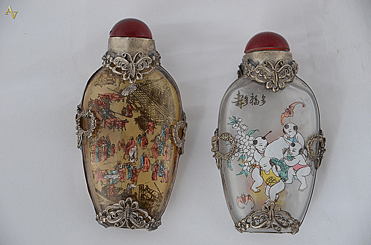 Par de Snoof bottles de vidro decorados com figuras orientais em... - foto 1 de 2