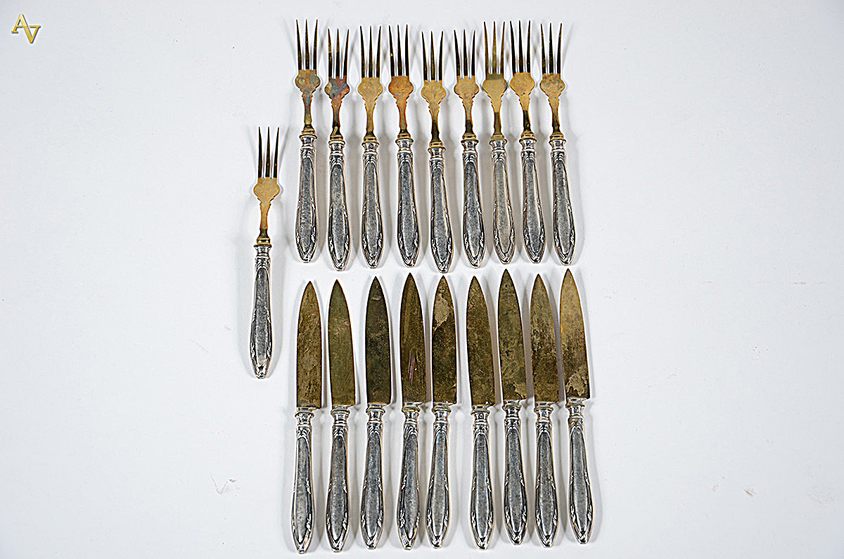 Conjunto de talheres de prata contrastada, contendo 10 (dez) garfos e... - foto 2 de 2