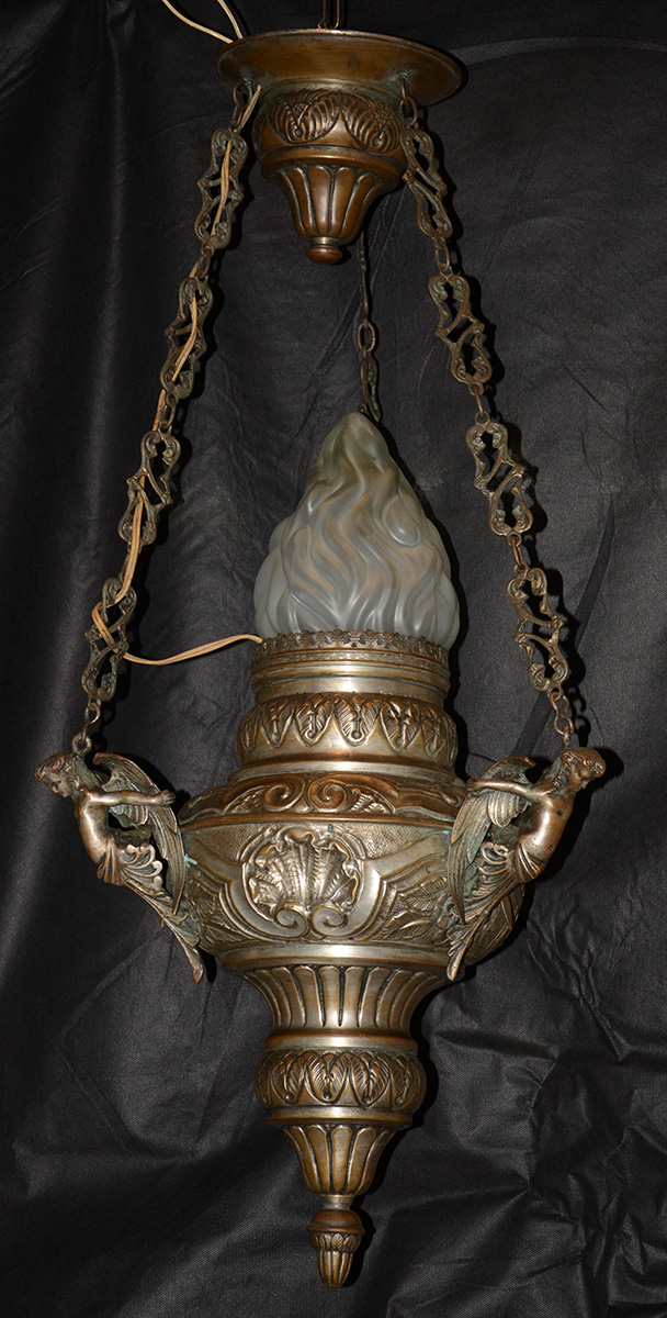 Lampadário de metal com figuras aladas - Altura 82 cm