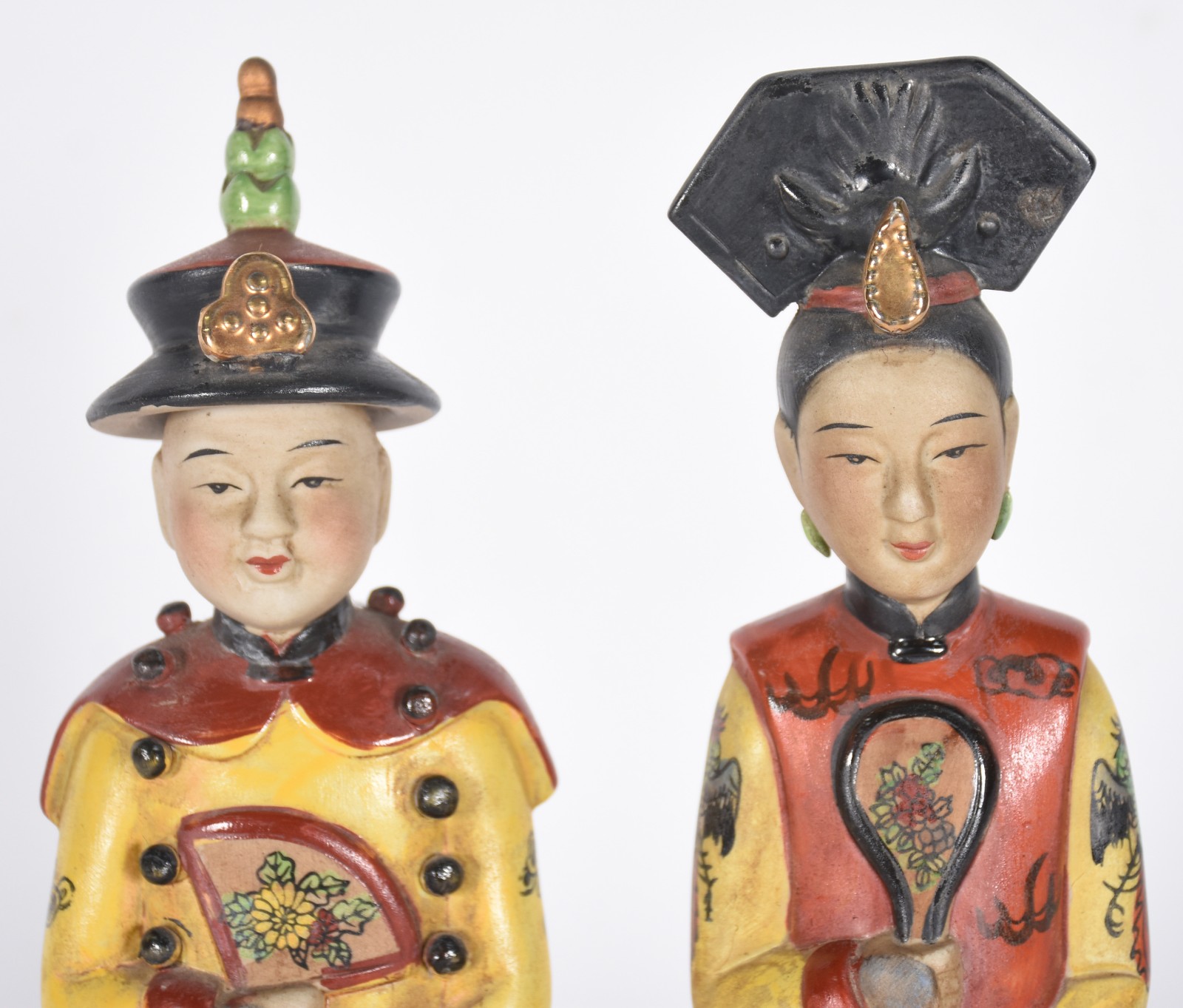 Par de estatuetas de cerâmica oriental policromada. - foto 2 de 4