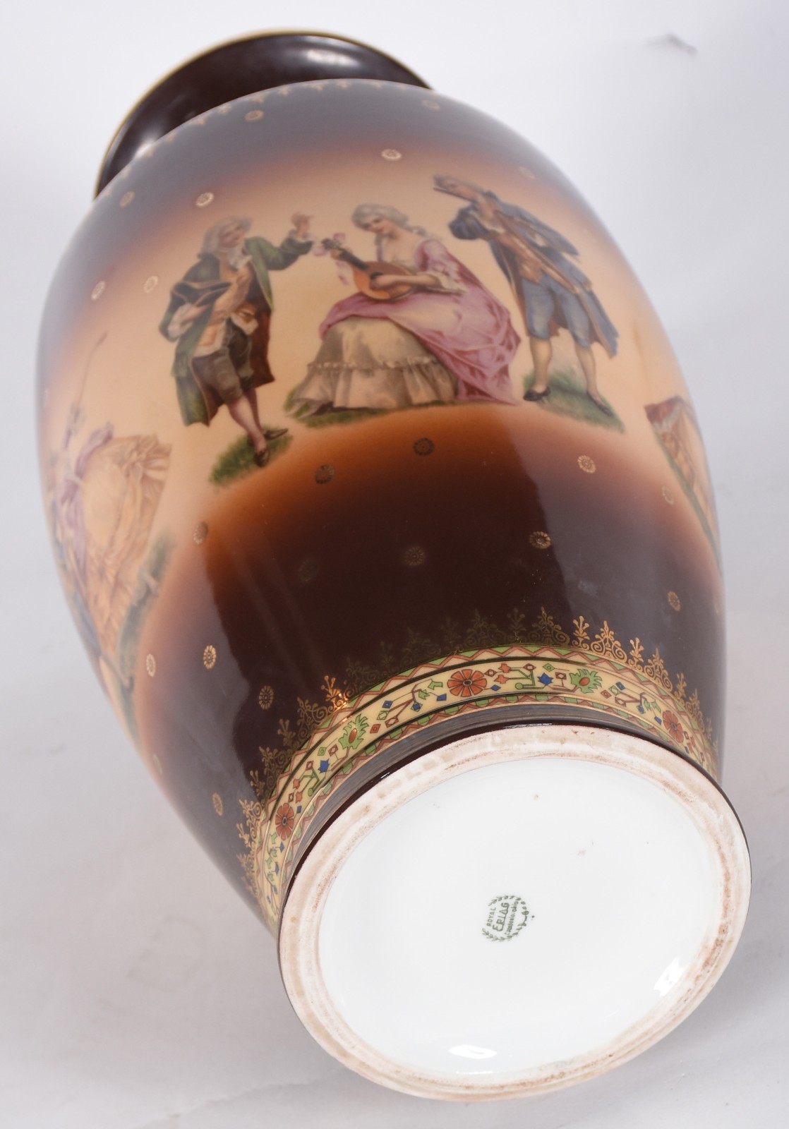 Vaso de porcelana tcheca Royal EPIAG, fundo marrom com cenas... - foto 4 de 5