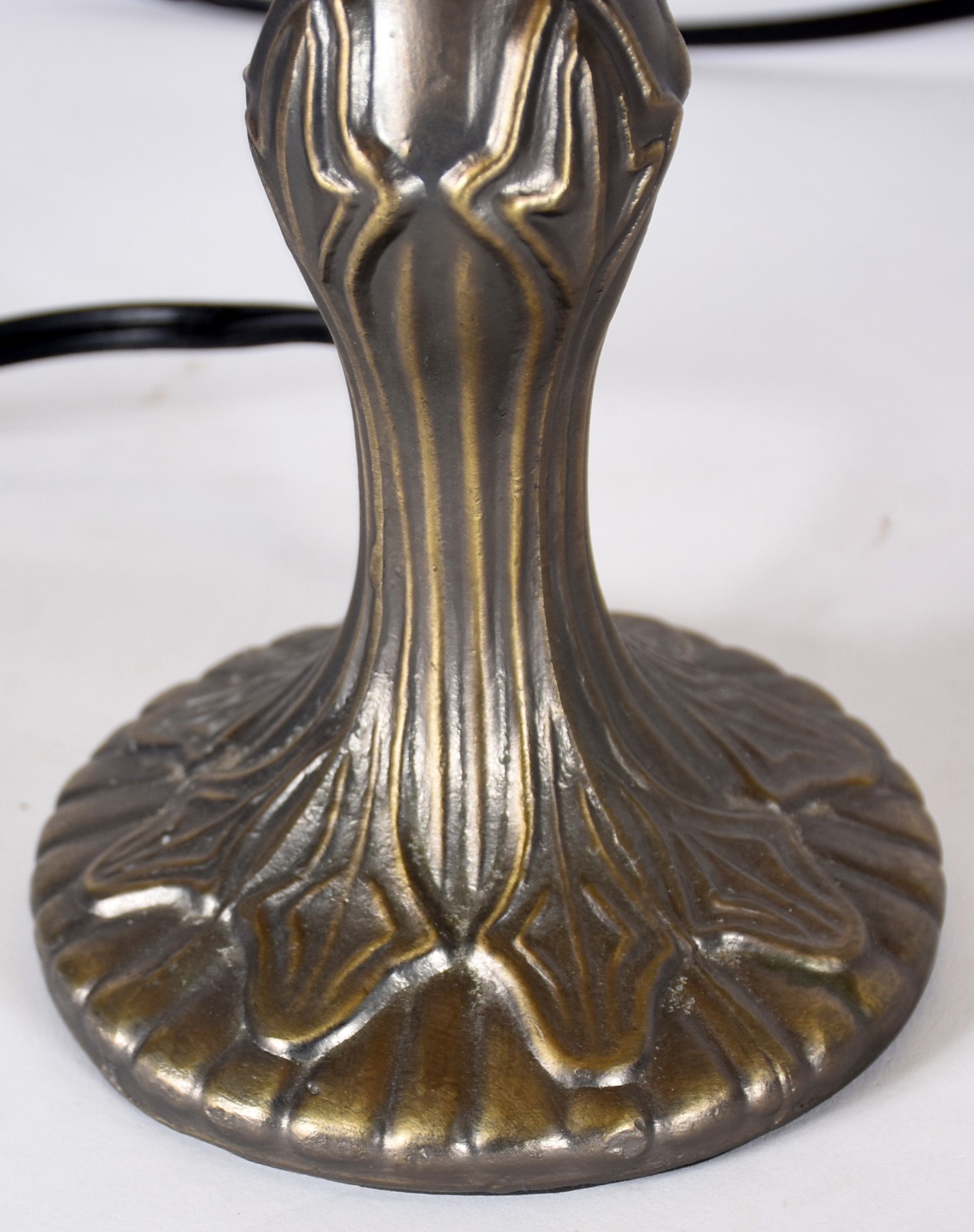 Dois abatjoures estilo Tiffanys, bases de metal e cúpulas em placas... - foto 4 de 5