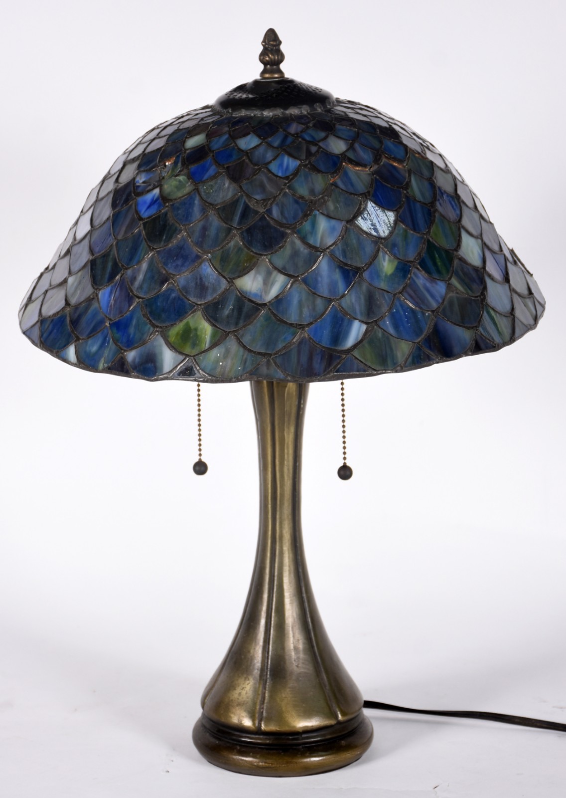 Abatjour estilo Tiffanys com base de metal e cúpula com placas de... - foto 1 de 5