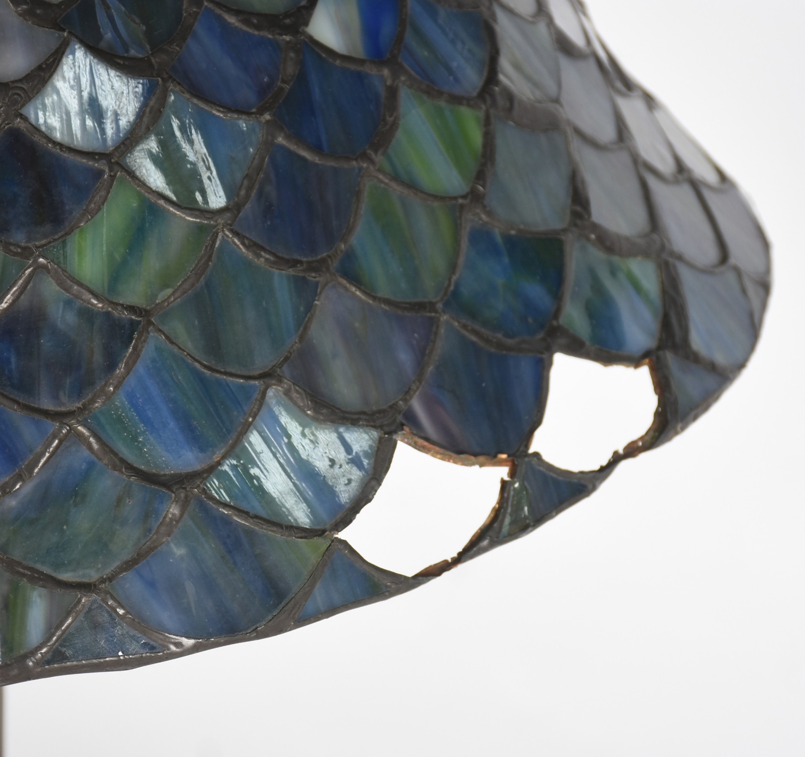 Abatjour estilo Tiffanys com base de metal e cúpula com placas de... - foto 4 de 5
