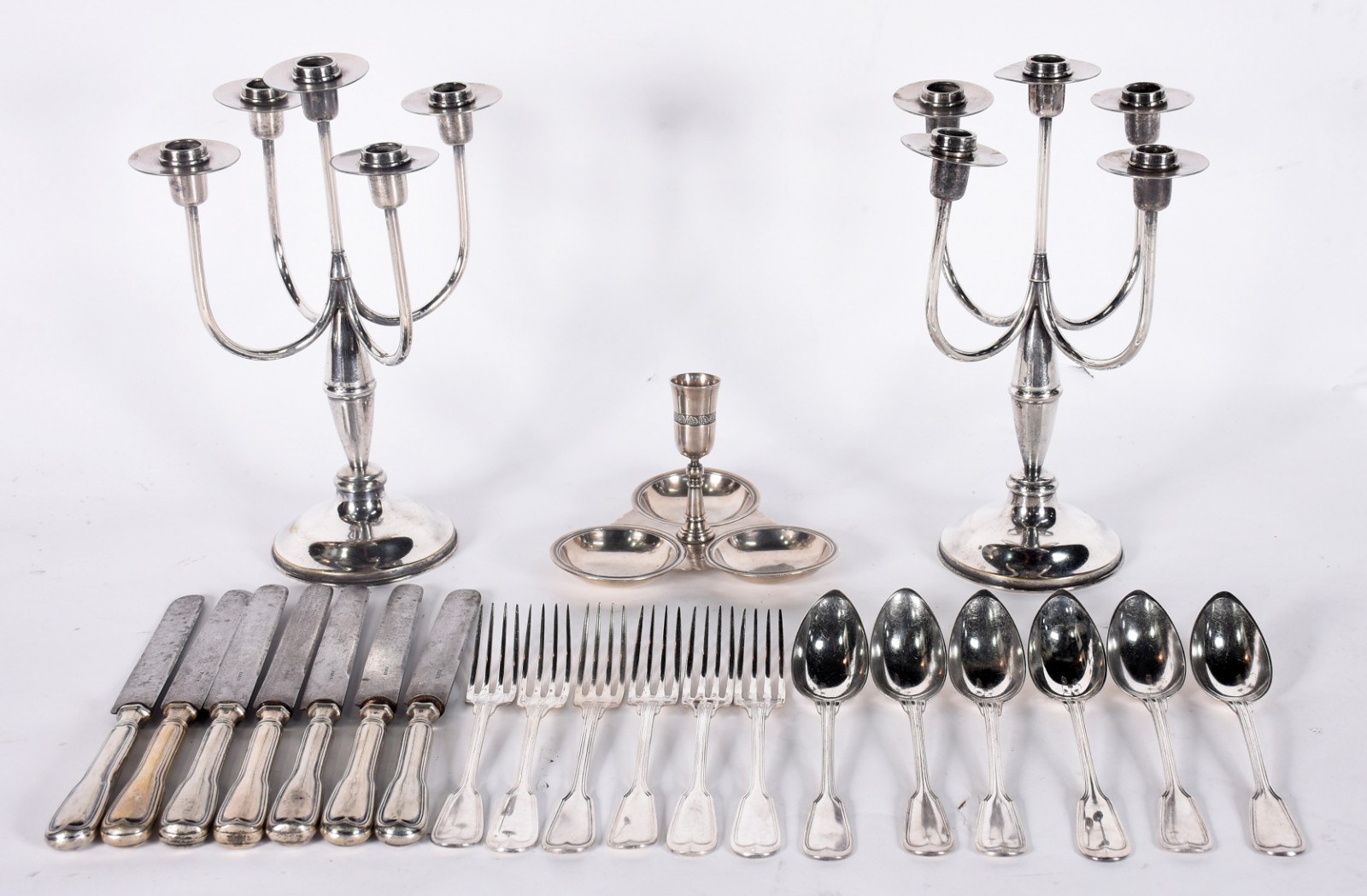 Diversas peças de metal prateado, sendo: Par de candelabros para 5... - foto 1 de 9