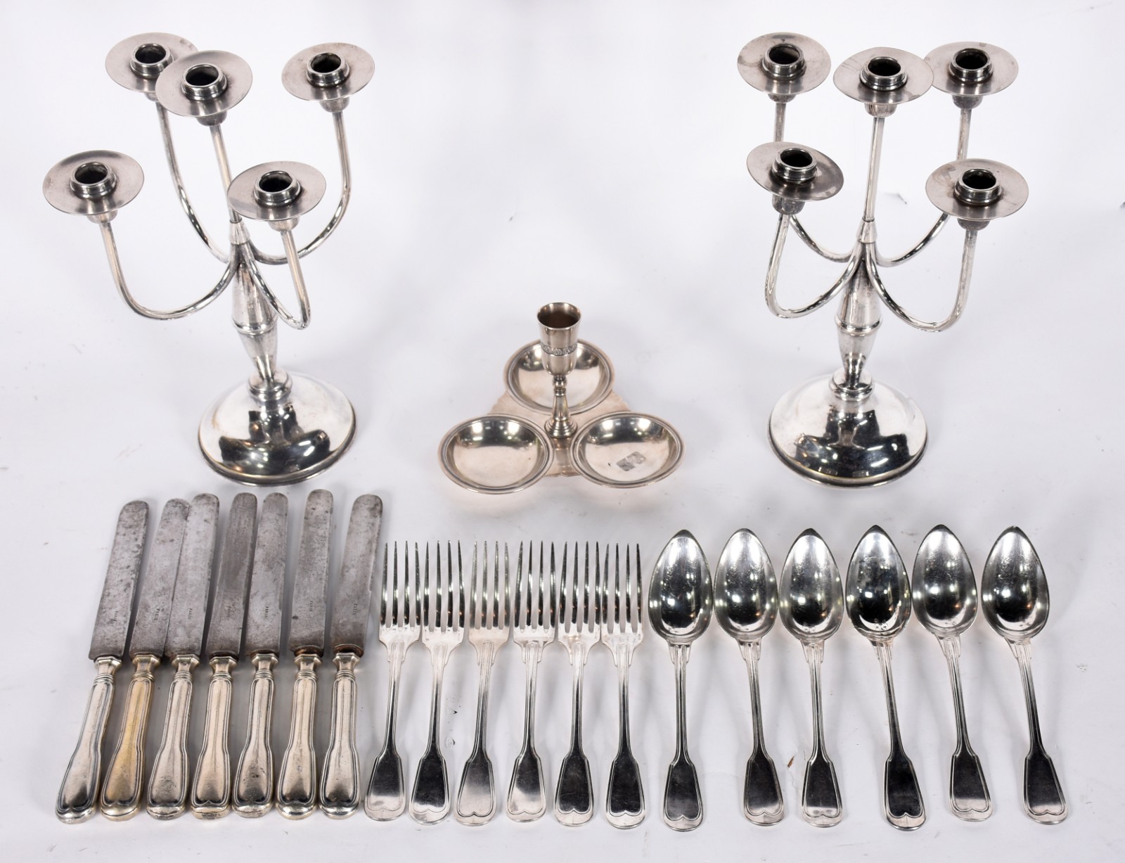Diversas peças de metal prateado, sendo: Par de candelabros para 5... - foto 2 de 9