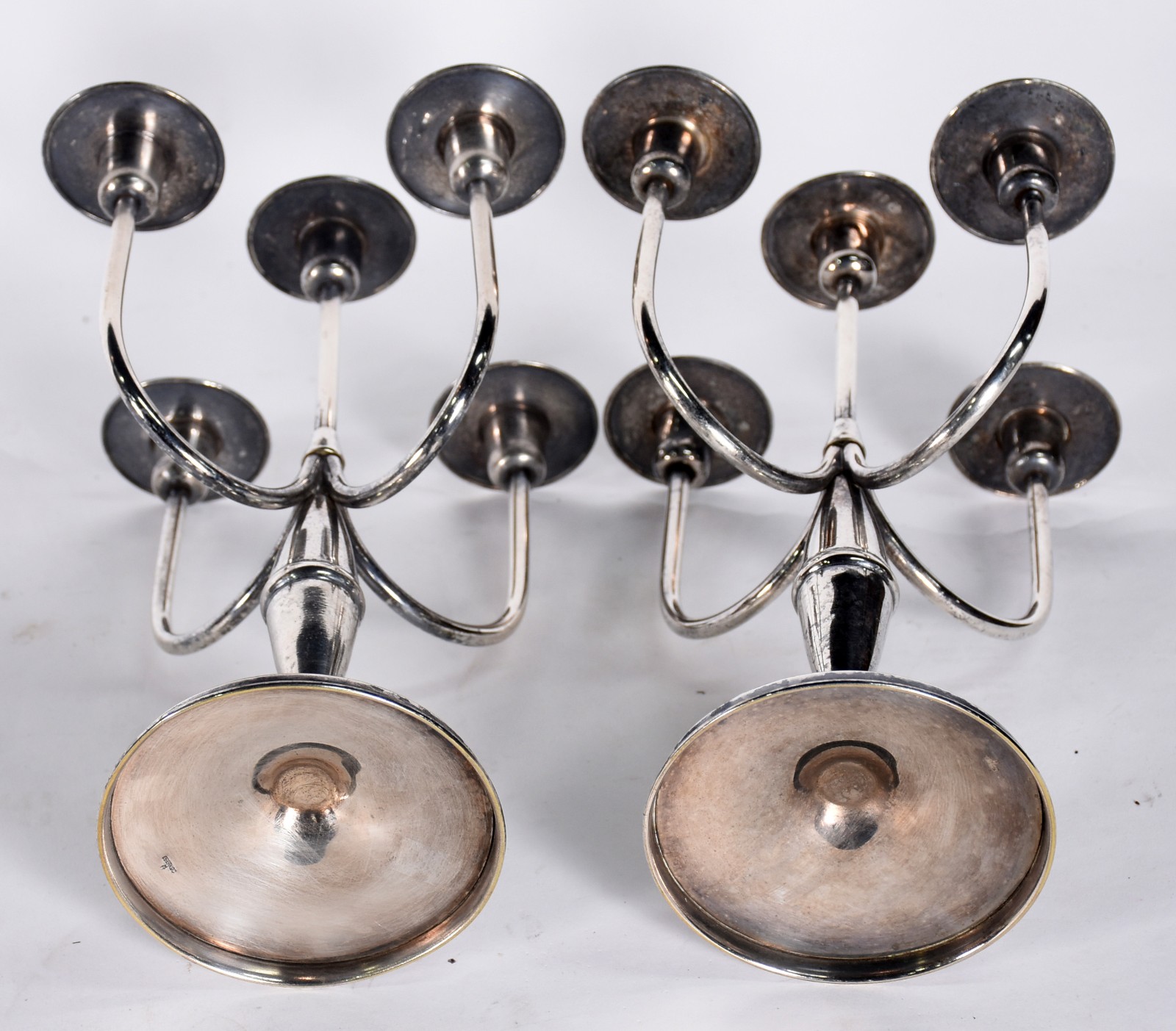 Diversas peças de metal prateado, sendo: Par de candelabros para 5... - foto 3 de 9