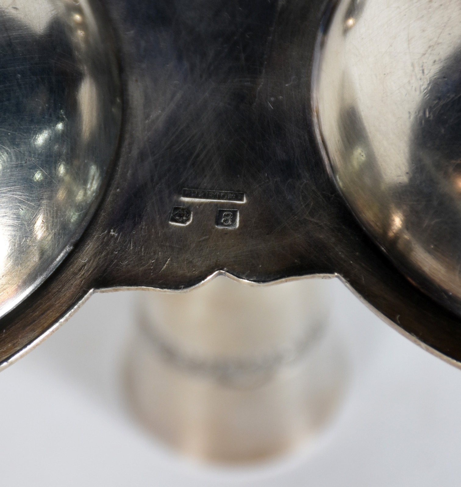Diversas peças de metal prateado, sendo: Par de candelabros para 5... - foto 6 de 9