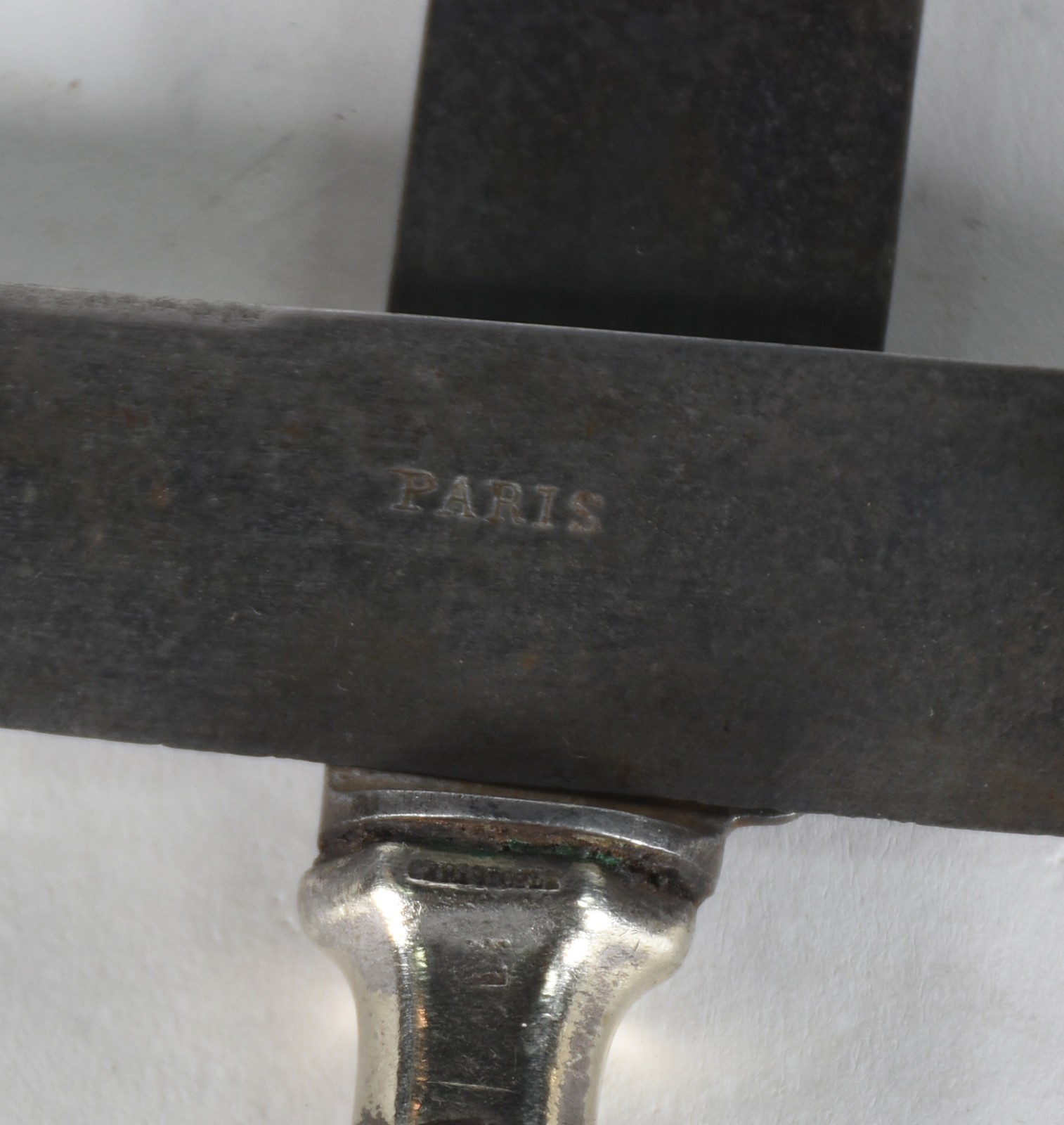 Diversas peças de metal prateado, sendo: Par de candelabros para 5... - foto 8 de 9