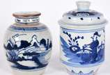 Dois antigos potes orientais de porcelana azul ... - Dois antigos potes orientais de porcelana azul e branca (1 com tampa adaptada). Século XIX.