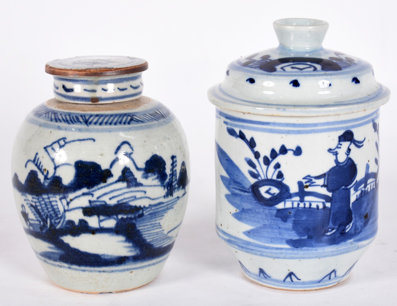 Dois antigos potes orientais de porcelana azul e branca (1 com tampa... - foto 1 de 4