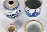Dois antigos potes orientais de porcelana azul ... - Dois antigos potes orientais de porcelana azul e branca (1 com tampa adaptada). Século XIX.
