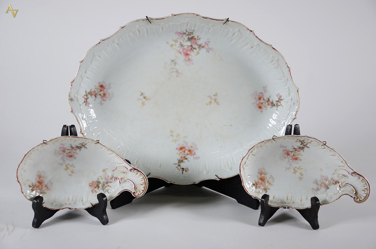Travessa e par de covilhetes em porcelana Velho Paris com decoração...