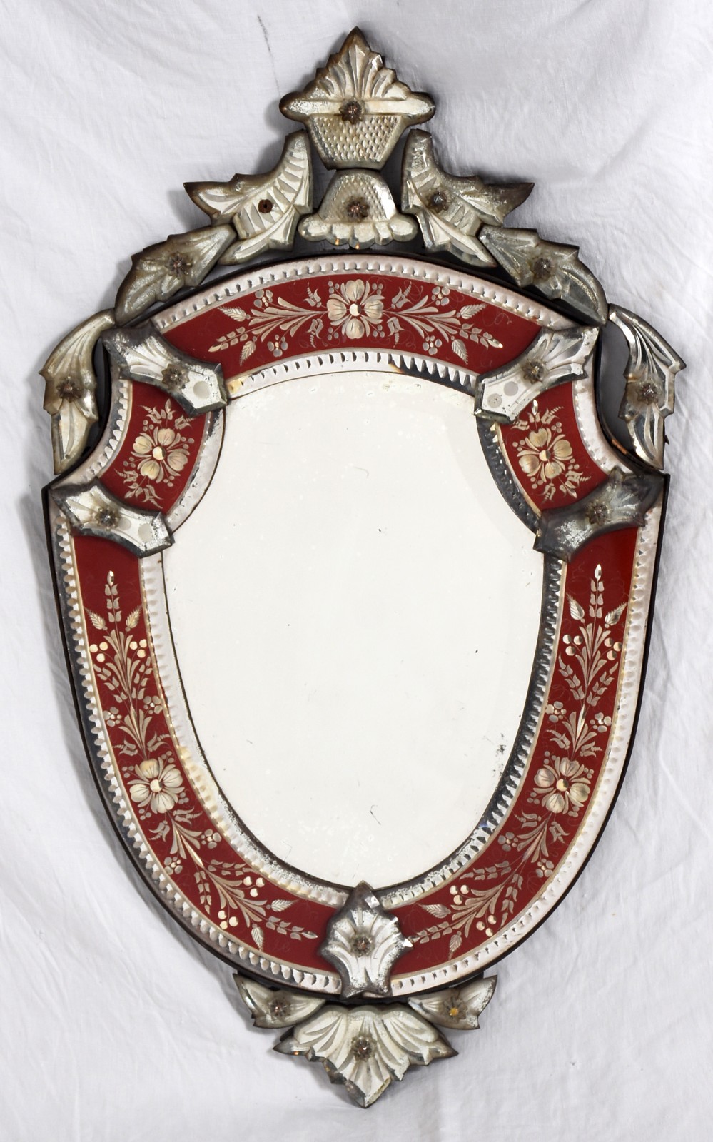 Pequeno espelho veneziano, moldura com fundo vermelho. Itália, anos... - foto 1 de 3