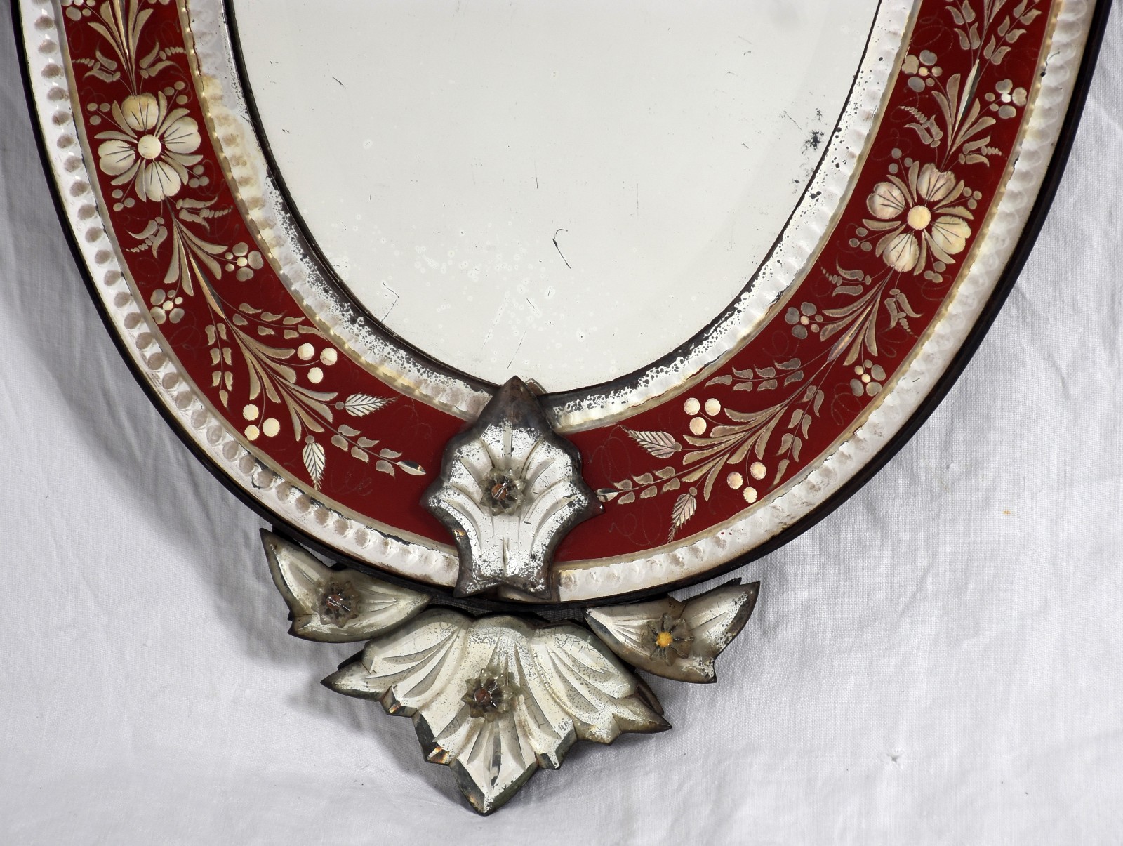 Pequeno espelho veneziano, moldura com fundo vermelho. Itália, anos... - foto 2 de 3