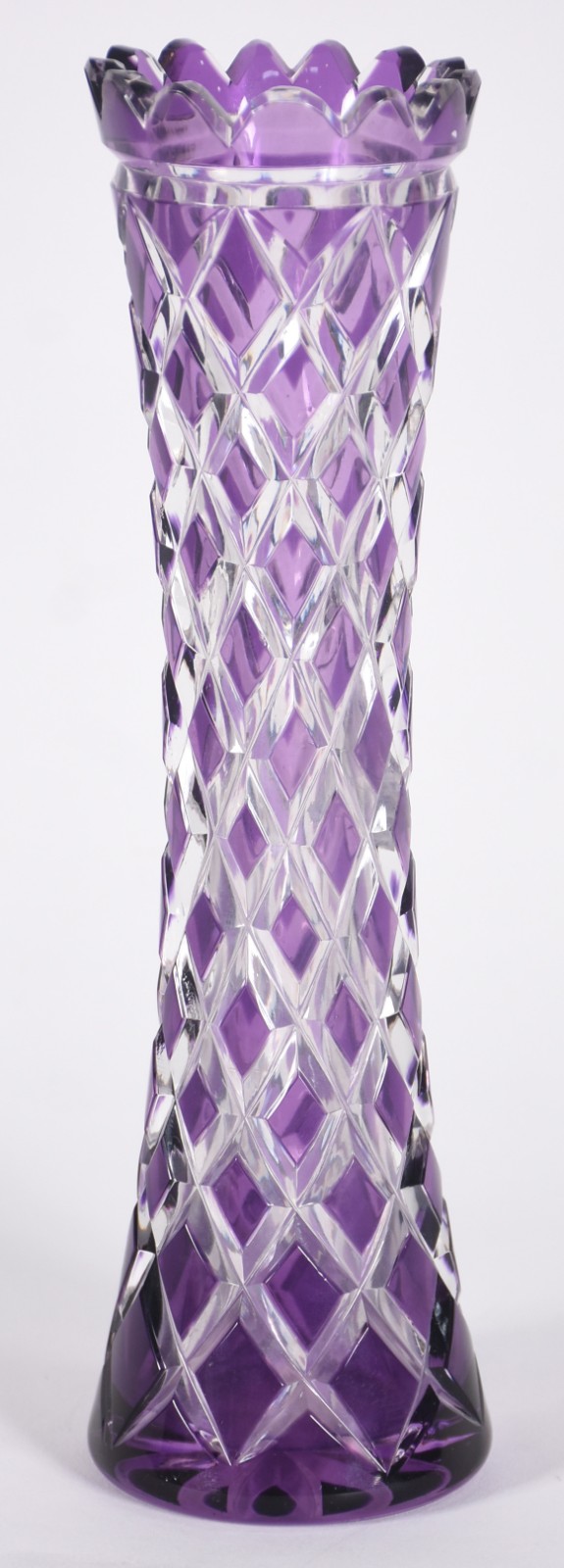 Vaso de cristal europeu doublé lilás lapidado, borda dentada. - foto 1 de 3