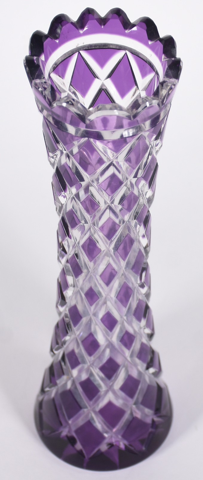 Vaso de cristal europeu doublé lilás lapidado, borda dentada. - foto 2 de 3