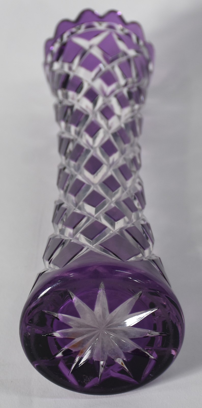 Vaso de cristal europeu doublé lilás lapidado, borda dentada. - foto 3 de 3