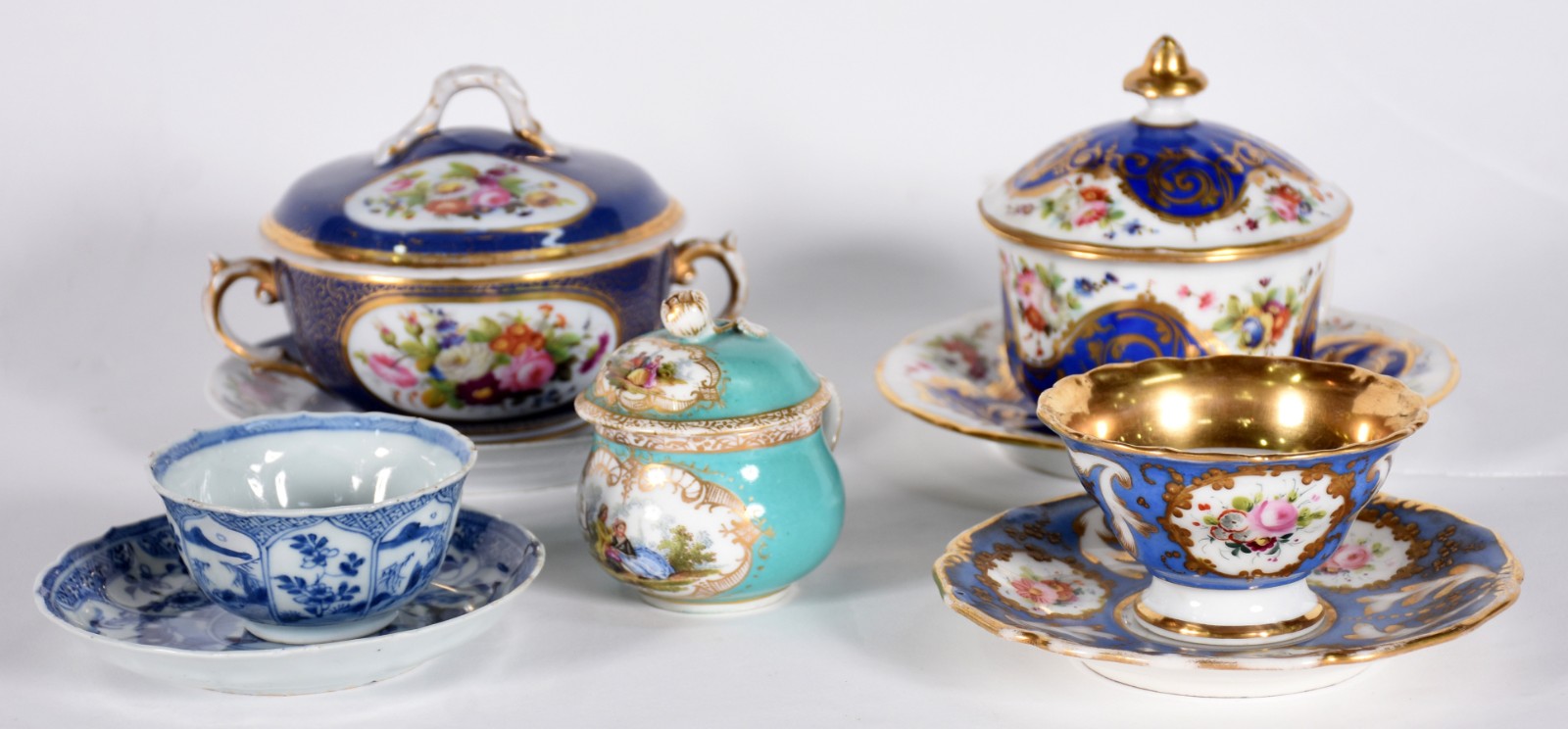 Cinco peças de porcelana sendo cremeira Alemã, pote para sopa com... - foto 1 de 7