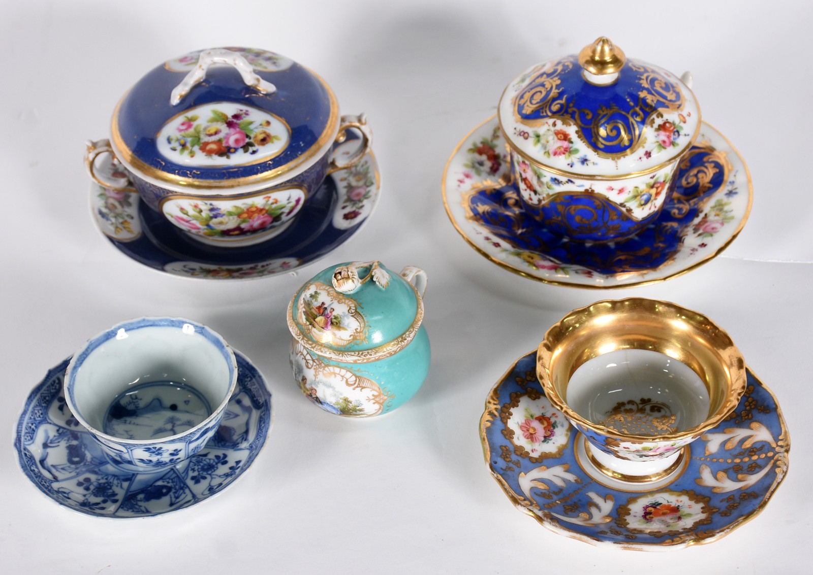 Cinco peças de porcelana sendo cremeira Alemã, pote para sopa com... - foto 2 de 7
